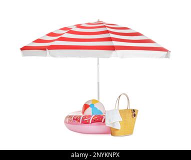 Parapluie de plage à rayures ouvertes, jouets gonflables, sac et accessoires sur fond blanc Banque D'Images
