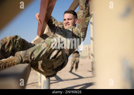 Le capitaine Nicolas Bauer, officier général du juge-avocat, 1st Theatre Sustainment Command, termine le tisserand lors de la pré-évaluation de l'assaut aérien à Camp Buehring, au Koweït, le 6 janvier 2023. Les soldats étaient tenus de suivre un cours sur les obstacles à neuf événements comme condition préalable à l'école d'agression aérienne. Banque D'Images