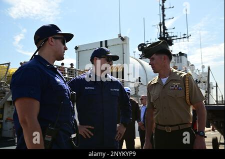 ÉTATS-UNIS Garde côtière Lt. Cmdr. Nicholas Forni, officier de direction à bord de l'USCGC Spencer (WMEC 905) et le lieutenant Jacob Balchikonis, officier des opérations à bord de Spencer, rencontrent le lieutenant-colonel Sam Kunst, aux États-Unis Attaché de corps de marine à Dakar, Sénégal, 17 janvier 2023. Spencer est en cours de déploiement aux États-Unis Zone de responsabilité des forces navales en Afrique, employée par les États-Unis Sixième flotte, pour mener une formation commune, des exercices et des opérations de sécurité maritime avec les partenaires AFRICOM à l'appui des intérêts américains à l'étranger, des partenariats régionaux et pour renforcer la gouvernance maritime internationale. Banque D'Images