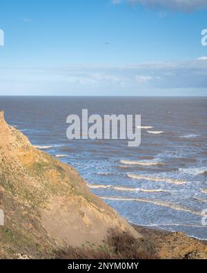 Viwes sur et d'une falaise à Walton sur la Naze dans l'Essex. Journée froide, venteuse, venteuse en février. Banque D'Images