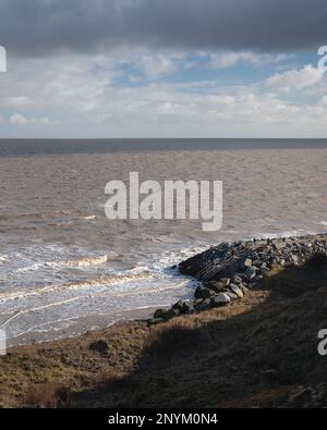 Viwes sur et d'une falaise à Walton sur la Naze dans l'Essex. Journée froide, venteuse, venteuse en février. Banque D'Images