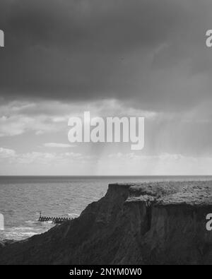 Viwes sur et d'une falaise à Walton sur la Naze dans l'Essex. Journée froide, venteuse, venteuse en février. Banque D'Images