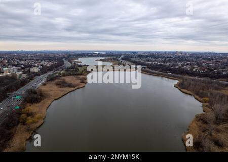 Photo aérienne du parc Flushing Meadows Corona à Queens, New York, entouré d'eaux Banque D'Images