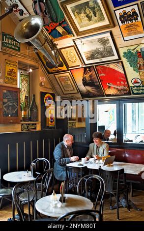 Cafe de l'Antik und Flohhmarkt. Dans Georgenstrabe metropoltheather, près de l'U.de Berlin. Allemagne Banque D'Images