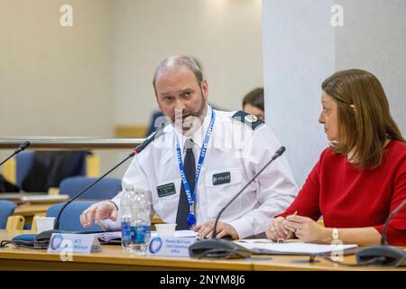 Service de police de l'Irlande du Nord (PSNI) le chef adjoint Mark McEwan et le chef de l'exploitation Pamela McCreedy lors de la réunion du Conseil de police de l'Irlande du Nord à Clarendon Road à Belfast. Date de la photo: Jeudi 2 mars 2023. Banque D'Images