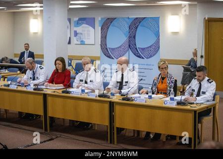 (Gauche-droite) le gendarme en chef adjoint Mark McEwan, le Directeur général Pamela McCreedy, le gendarme en chef Simon Byrne, le gendarme en chef adjoint Mark Hamilton, le Directeur général adjoint Clare Duffield et le gendarme en chef adjoint Bobby Singleton lors de la réunion du Conseil de police de l'Irlande du Nord à Clarendon Road à Belfast. Date de la photo: Jeudi 2 mars 2023. Banque D'Images