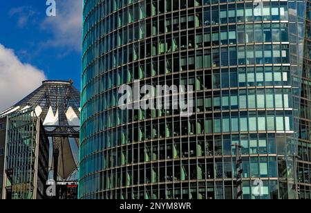 Potsdamerplatz. À gauche Sony Center, et à droite la Deutsche Bahn building.Berlin. Allemagne Banque D'Images