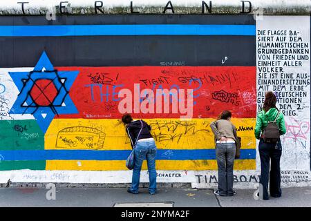 East Side Gallery.écrit mensages dans le mur sur un dessin d'étoiles juifs et le drapeau allemand.Berlin. Allemagne Banque D'Images