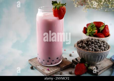 Thé à la fraise ou au Boba fait maison, foyer sélectif Banque D'Images
