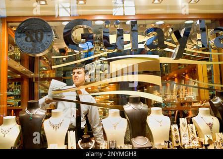 Nettoyage du vendeur show-fenêtre dans le Grand Bazar, bijouterie, commerces, zone Kalpakcilar street, Istanbul, Turquie Banque D'Images