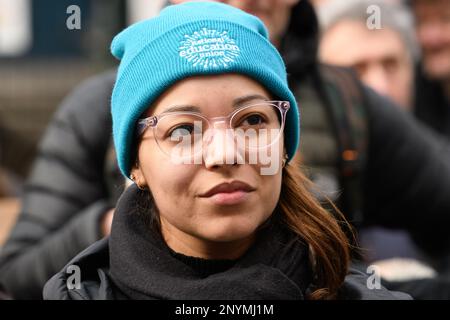 Londres, Royaume-Uni. 02 mars 2023. Les professeurs en grève défilent à l'hôtel de ville d'Islington tandis que les membres de NEU London rejoignent d'autres enseignants à Londres, dans le sud-est et à Wal Banque D'Images