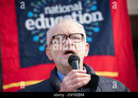 Londres, Royaume-Uni. 02 mars 2023. Jeremy Corbyn, député d'Islington et ancien leader travailliste, s'adresse à des enseignants en grève qui se rallient à l'hôtel de ville d'Islington sous le nom de NEU Lon Banque D'Images