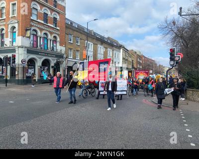 02 mars 2023 les enseignants et le personnel de l'éducation du Syndicat national de l'éducation protestent lors d'une journée de grève, en marchant sur Upper Street, Islington, Londres, Royaume-Uni Banque D'Images