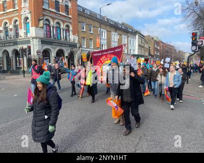 02 mars 2023 les enseignants et le personnel de l'éducation du Syndicat national de l'éducation protestent lors d'une journée de grève, en marchant sur Upper Street, Islington, Londres, Royaume-Uni Banque D'Images