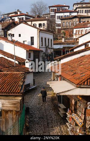 Maisons traditionnelles turques avec un vieil homme solitaire dans la rue de Safranbolu, Karabuk, Turquie Banque D'Images