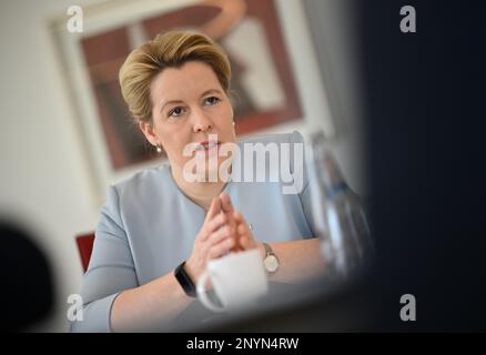 Berlin, Allemagne. 02nd mars 2023. Franziska Giffey, présidente du SPD Berlin, maire de Berlin, parle lors d'une interview de dpa. Credit: Britta Pedersen/dpa/Alay Live News Banque D'Images