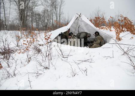 1-120th des observateurs de l'avant du Régiment d'artillerie de campagne ont localisé des cibles et ont appelé à l'incendie pendant la grève du Nord 23-1, le 24 janvier 2023, au Camp Grayling, au Michigan. Les unités qui participent à la phase d’hiver de la grève du Nord sont prêtes en menant une formation conjointe par temps froid conçue pour atteindre les objectifs de la Stratégie pour l’Arctique du ministère de la Défense. Banque D'Images