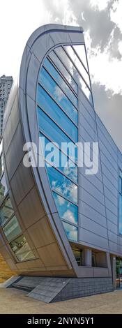 Pittsburgh Downtown: August Wilson Center for African American Culture, formé comme le dhow africain, est en grande partie verre pour inviter le public. Banque D'Images