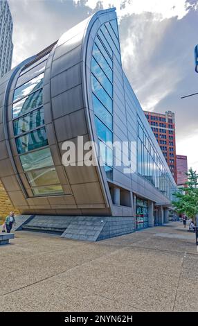 Pittsburgh Downtown: August Wilson Center for African American Culture, formé comme le dhow africain, est en grande partie verre pour inviter le public. Banque D'Images