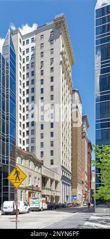 Centre-ville de Pittsburgh : le bâtiment Benedum-Trees, à l'origine le bâtiment Machesney, est une tour de bureaux en brique blanche et en terre cuite sur la quatrième Avenue. Banque D'Images