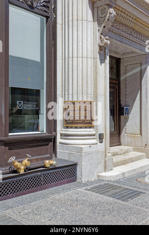 Centre-ville de Pittsburgh : le bâtiment Benedum-Trees, à l'origine le bâtiment Machesney, est une tour de bureaux en brique blanche et en terre cuite sur la quatrième Avenue. Banque D'Images