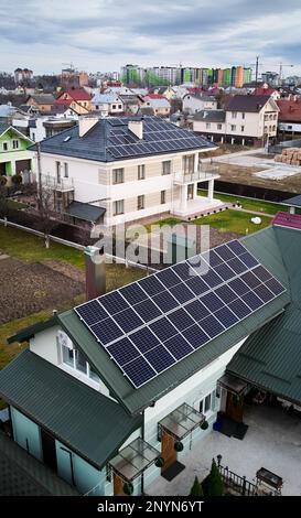 Maisons modernes avec panneaux solaires photovoltaïques sur le toit. Maisons, bâtiments résidentiels et maisons avec système électrique solaire dans le nouveau quartier. Concept d'énergie renouvelable. Banque D'Images