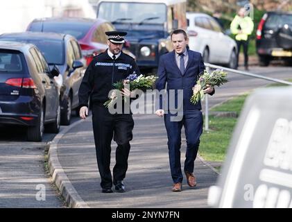 James Collis, surintendant principal de la police de Sussex (à gauche) et Lewis Basford, surintendant détective de la police métropolitaine (à droite), portent des hommages floraux lorsqu'ils rendent hommage à Golf Drive à Brighton, dans l'est du Sussex, Près de là où des restes ont été trouvés dans la recherche du bébé de deux mois de Constance Marten et Mark Gordon. La paire a été arrêtée lundi, suite à plusieurs semaines d'évitement de la police, suite à des soupçons d'homicide involontaire coupable par négligence grave, après avoir été arrêtée sans le bébé à Brighton. Date de la photo: Jeudi 2 mars 2023. Banque D'Images