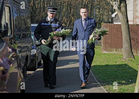 James Collis, surintendant principal de la police de Sussex (à gauche) et Lewis Basford, surintendant détective de la police métropolitaine (à droite), portent des hommages floraux lorsqu'ils rendent hommage à Golf Drive à Brighton, dans l'est du Sussex, Près de là où des restes ont été trouvés dans la recherche du bébé de deux mois de Constance Marten et Mark Gordon. La paire a été arrêtée lundi, suite à plusieurs semaines d'évitement de la police, suite à des soupçons d'homicide involontaire coupable par négligence grave, après avoir été arrêtée sans le bébé à Brighton. Date de la photo: Jeudi 2 mars 2023. Banque D'Images