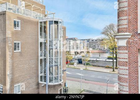 l'extérieur d'un bâtiment avec une échelle d'évacuation d'incendie qui monte est à côté d'une rue en face de certains bâtiments Banque D'Images