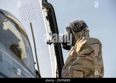 Le sergent d'état-major Nicholas Day, un chef d'équipage du 124th Escadron de maintenance, lance un Thunderbolt II A-10 de niveau 4 orienté mission depuis Gowen Field, le 4 février 2023. Les membres de l'escadre de combat de 124th ont passé la fin de semaine à divers niveaux du PPPA, en réorientant leur formation sur les conflits entre pairs. Banque D'Images