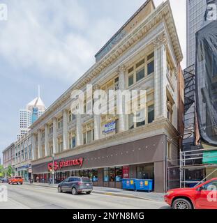 Centre-ville de Pittsburgh : CVS Pharmacy, ancien marché et cafétéria de Donahoe, a été construit en 1922 et revêtu de terre cuite de couleur crème. Banque D'Images