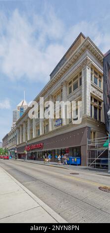 Centre-ville de Pittsburgh : CVS Pharmacy, ancien marché et cafétéria de Donahoe, a été construit en 1922 et revêtu de terre cuite de couleur crème. Banque D'Images