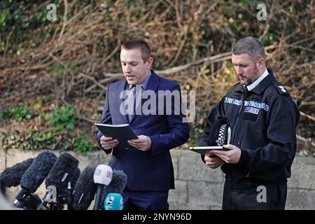 Le surintendant des détectives de la police métropolitaine Lewis Basford (à gauche) et le surintendant principal de la police de Sussex James Collis (à droite) parlent aux médias à Brighton, dans l'est du Sussex, près de là où des restes ont été trouvés dans la recherche du bébé de deux mois de Constance Marten et Mark Gordon. La paire a été arrêtée lundi, suite à plusieurs semaines d'évitement de la police, suite à des soupçons d'homicide involontaire coupable par négligence grave, après avoir été arrêtée sans le bébé à Brighton. Date de la photo: Jeudi 2 mars 2023. Banque D'Images