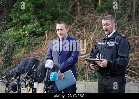 Le surintendant des détectives de la police métropolitaine Lewis Basford (à gauche) et le surintendant principal de la police de Sussex James Collis (à droite) parlent aux médias à Brighton, dans l'est du Sussex, près de là où des restes ont été trouvés dans la recherche du bébé de deux mois de Constance Marten et Mark Gordon. La paire a été arrêtée lundi, suite à plusieurs semaines d'évitement de la police, suite à des soupçons d'homicide involontaire coupable par négligence grave, après avoir été arrêtée sans le bébé à Brighton. Date de la photo: Jeudi 2 mars 2023. Banque D'Images