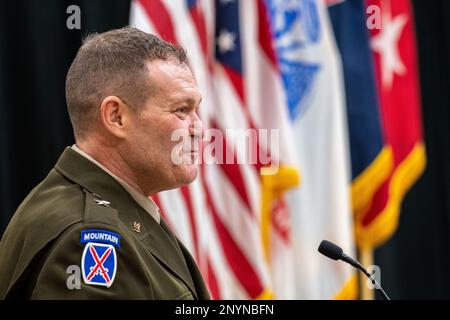 Brig. Le général Thomas E. Moore II s'adresse au public lors de sa cérémonie de retraite au major général Robert S. Beightler Armory à Columbus, Ohio, le 19 janvier 2023. Moore, originaire de Cumberland, Ohio, a pris sa retraite après une carrière de 33 ans qui comprend le service en service actif et dans la Garde nationale de l'Armée de l'Ohio, et a culminé dans son affectation comme adjudant général adjoint de l'Armée de l'Ohio de 2020 à 2022. Banque D'Images