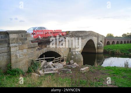 réparation d'un pont bubwith classé de catégorie 2 endommagé traversant la rivière derwent bubwith york yorkshire royaume-uni Banque D'Images