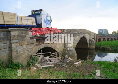 réparation d'un pont bubwith classé de catégorie 2 endommagé traversant la rivière derwent bubwith york yorkshire royaume-uni Banque D'Images