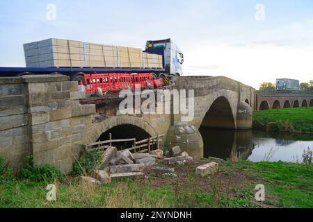 réparation d'un pont bubwith classé de catégorie 2 endommagé traversant la rivière derwent bubwith york yorkshire royaume-uni Banque D'Images