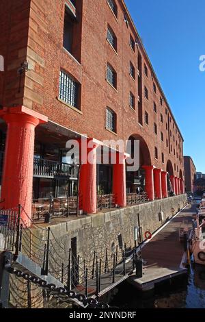 Colonnes et entrepôts du complexe Royal Albert Dock 1846 à Liverpool, Merseyside, Angleterre, Royaume-Uni, L3 4AF Banque D'Images