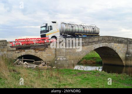 réparation d'un pont bubwith classé de catégorie 2 endommagé traversant la rivière derwent bubwith york yorkshire royaume-uni Banque D'Images