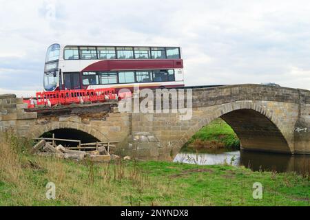 réparation d'un pont bubwith classé de catégorie 2 endommagé traversant la rivière derwent bubwith york yorkshire royaume-uni Banque D'Images