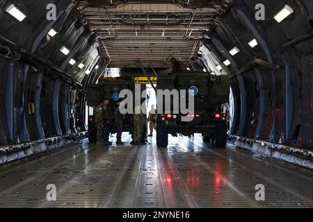 ÉTATS-UNIS Marines, avec 5th Bataillon, 11th Marine Regiment, 1st Marine Division, et des aviateurs américains avec 9th Airlift Squadron, 436th Airlift Wing, Air Mobility Command, chargent un M142 High Mobility Artillery Rocket System sur un U.S. Galaxie C-5 de la Force aérienne au cours d'un exercice de chargement au camp de la station aérienne du corps des Marines, Pendleton, Californie, le 7 février 2023. Marines et le bataillon ont mené l'exercice afin de répéter la planification et l'exécution d'un peloton autonome sur un C-5. Banque D'Images