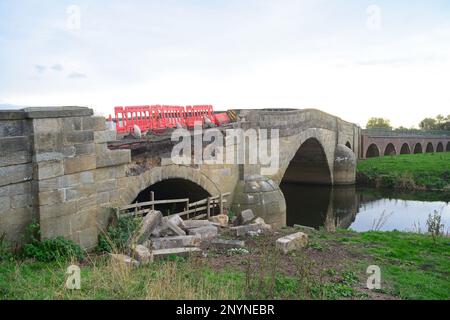 réparation d'un pont bubwith classé de catégorie 2 endommagé traversant la rivière derwent bubwith york yorkshire royaume-uni Banque D'Images