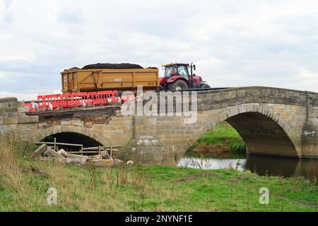 réparation d'un pont bubwith classé de catégorie 2 endommagé traversant la rivière derwent bubwith york yorkshire royaume-uni Banque D'Images