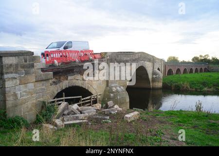 réparation d'un pont bubwith classé de catégorie 2 endommagé traversant la rivière derwent bubwith york yorkshire royaume-uni Banque D'Images