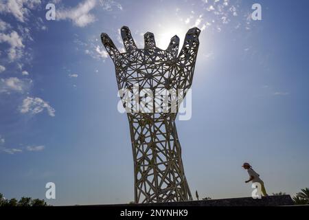 Sculpture pour le prix d'excellence international anti-corruption Sheikh Tamim Bin Hamad Al Thani dans un parc proche de l'hôtel Sheraton sur la corniche de Doha Banque D'Images