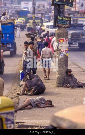 Inde, Calcutta ou Kolkata, sans-abri et psychologiquement confus, les hommes malades sont sans défense dans la rue. Les personnes qui se trouvent à proximité ne sont pas affectées Banque D'Images