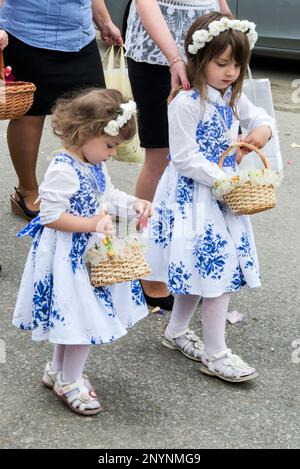 Petites filles diffusion pétales de fleurs, corpus Christi procession à Wieprzec, Gorals (Polonais highlander People) village, chaîne de montagnes de Beskids, Carpates occidentales, région de Malopolska, Pologne Banque D'Images