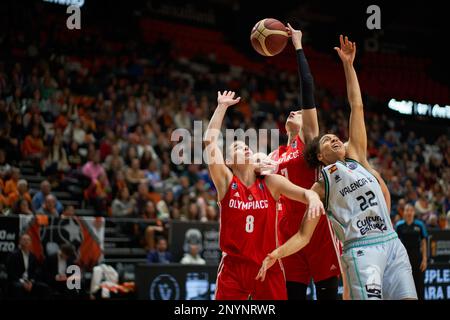 Eleni Syrra de l'Olympiacos SFP (L), Anna Spyridopoulou de l'Olympiacos SFP (C) et cierra Burdick de Valence Panier (R) en action pendant l'EuroLeague Women on 1 mars 2023 J14 à la salle de sport Fuente de San Luis (Valence, J14 EuroLeague Women on 1 mars 2023). Panier Valence 65:55 Olympiacos SFP (photo par Vicente Vidal Fernandez/Sipa USA) Banque D'Images