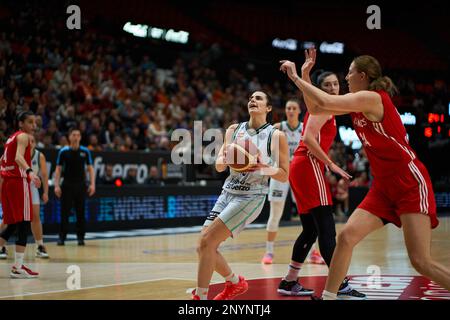 Leticia Romero de Valence Panier (L) et Kylee secoue de Olympiacos SFP (R) en action pendant l'EuroLeague J14 femmes sur 1 mars 2023 au Fuente de San Luis Sport Hall (Valence, J14 EuroLeague femmes sur 1 mars 2023). Panier Valence 65:55 Olympiacos SFP (photo par Vicente Vidal Fernandez/Sipa USA) Banque D'Images